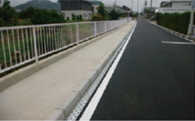 高さ制限のある張り出し歩道の施工例
