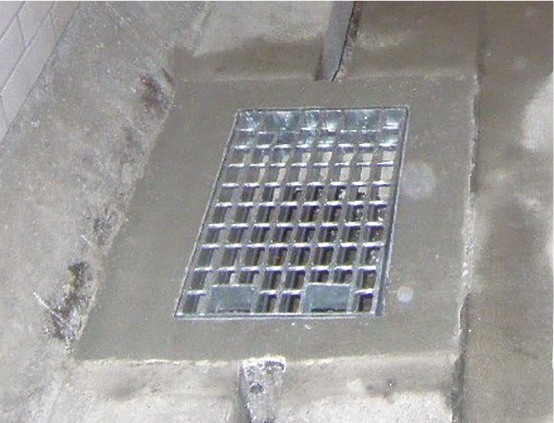 跳ね上り防止構造の付加 4点ボルト固定